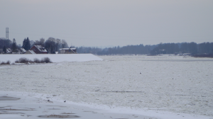 Daugava pie Jēkabpils ziemā, klāta ar vižņiem un ledu.