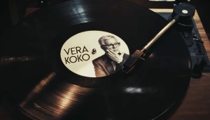 Vinila plate ar mākslinieka Vera Koko attēlu uz plates etiķetes