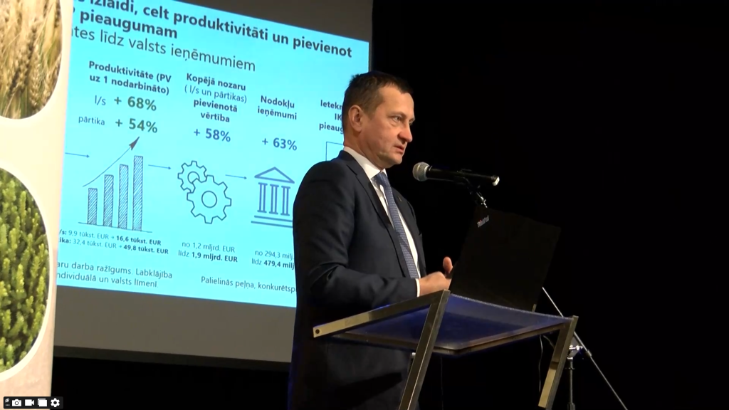 Zemkopības ministrs Armands Krauze prezentē Lauksaimniecības izaugsmes plānu.
