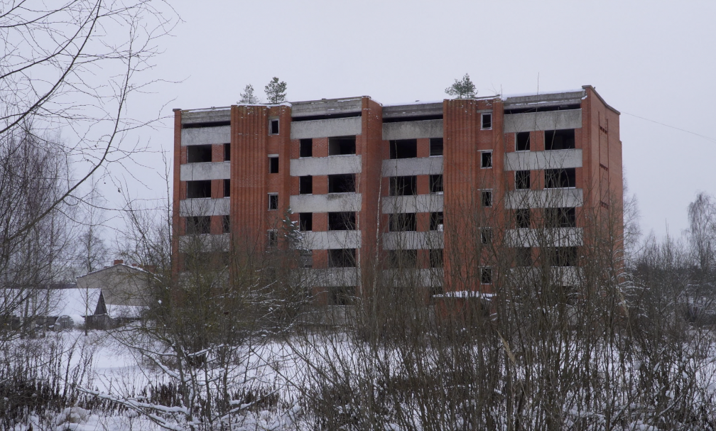 Nepabeigta padomju laikā celta daudzdzīvokļu māja ziemā, ko pašvaldība plāno demontēt īres mājokļu izbūvei.