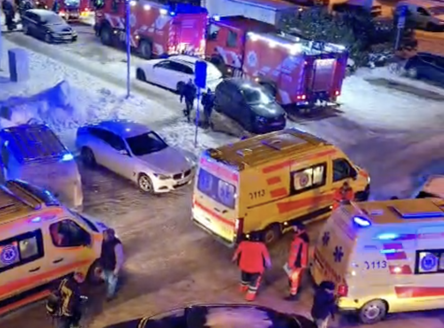 Operatīvie dienesti notikuma vietā ziemā ar ātrās palīdzības un ugunsdzēsēju transportu