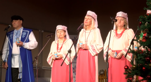 Tautas mūzikas ansamblis tradicionālos tautastērpos uz skatuves