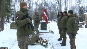 Zemessardzes 32. kājnieku bataljona zemessargi Ludzā godina Latgales atbrīvošanas cīņu dalībnieku piemiņu.