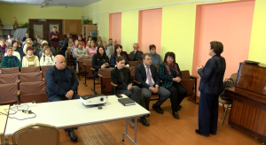 Iedzīvotāju sanāksme ar uzstāšanos un diskusiju zālē