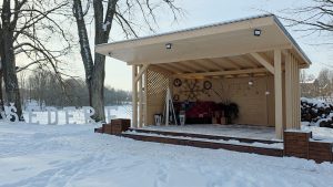 Sēderes brīvdabas estrāde ziemā ar koka nojumi un dekorācijām
