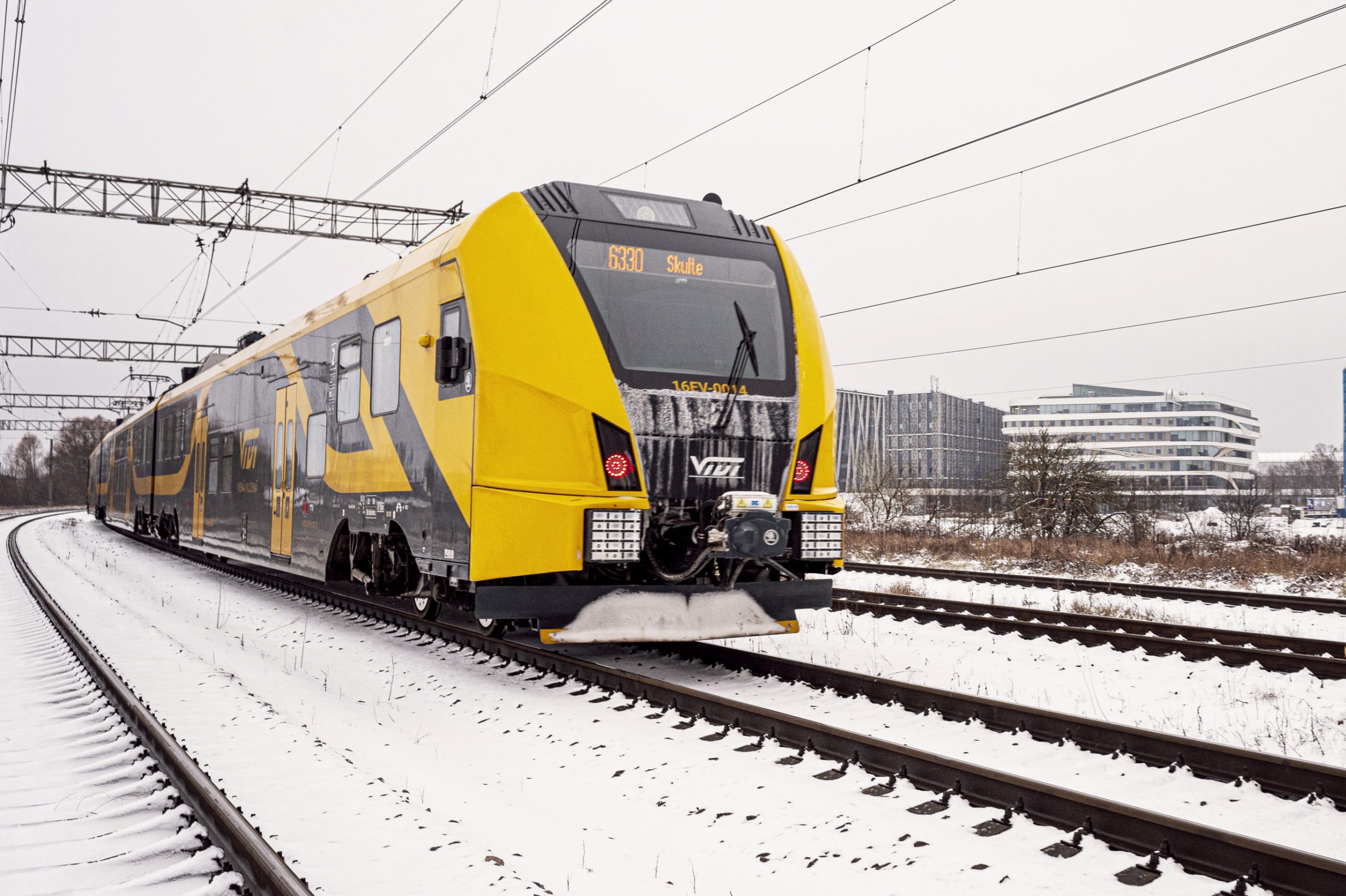 Vivi elektrovilciens brauc pa sliedēm ziemas apstākļos.