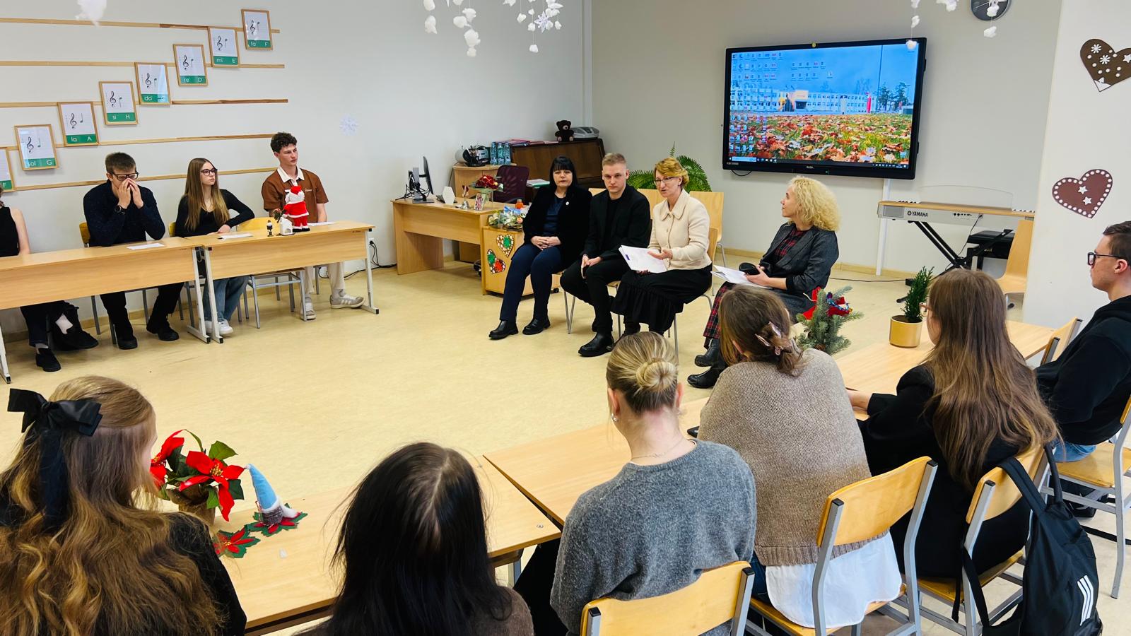 Izglītības ministre Dace Melbārde tikšanās laikā ar skolēniem un skolas pārstāvjiem klasē Ikšķiles vidusskolā.