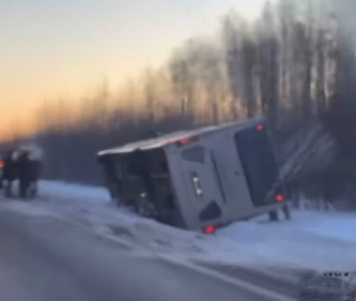 Apgāzies pasažieru autobuss uz autoceļa ziemas apstākļos
