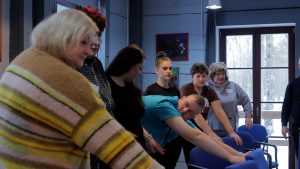 Dalībnieki piedalās praktiskā nodarbībā sociālā atbalsta pasākumā