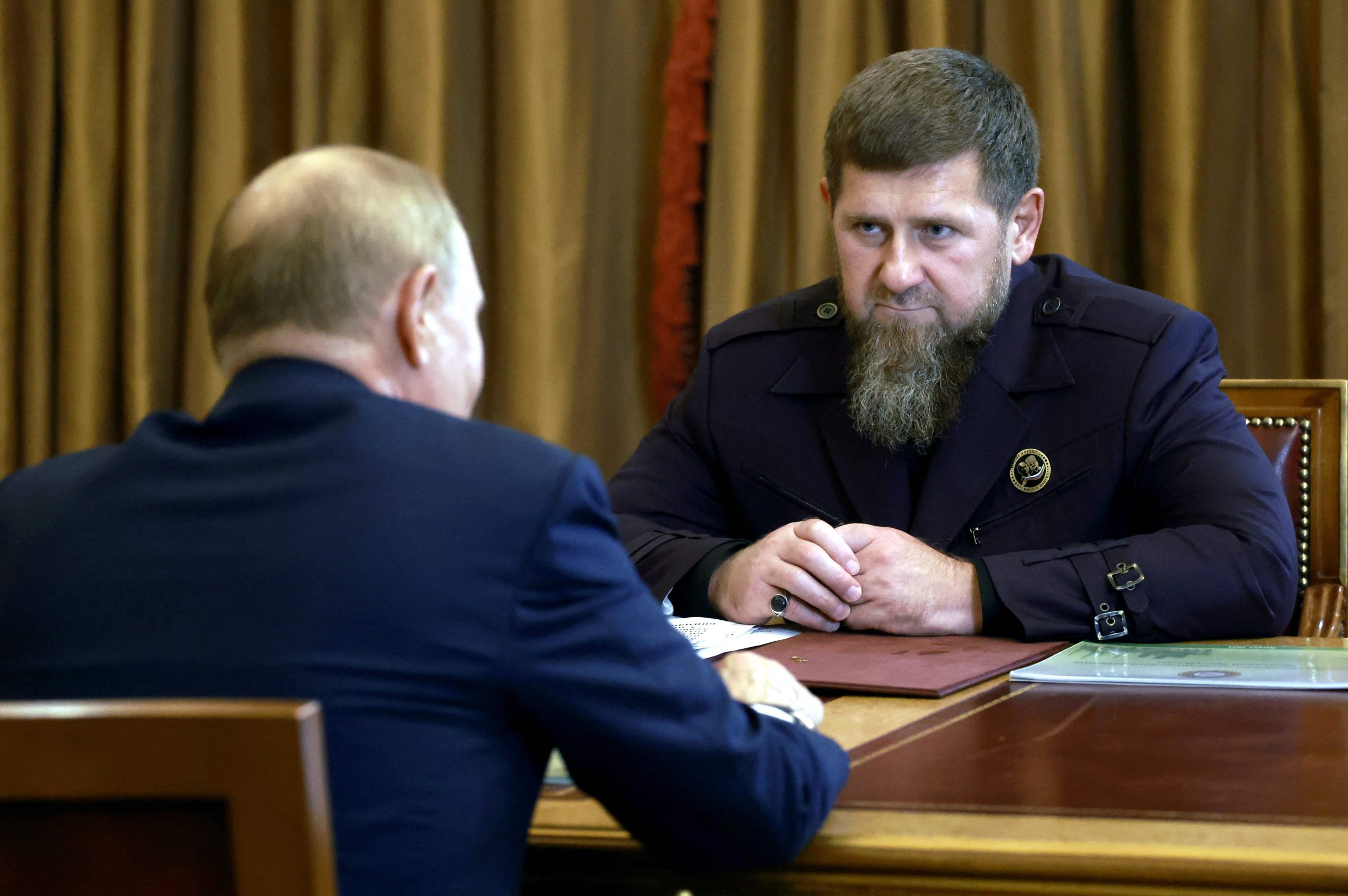Ramzans Kadirovs un Vladimirs Putins sēž pie galda sarunas laikā