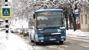 Sabiedriskais autobuss ziemas apstākļos reģionālajā maršrutā Latvijā.