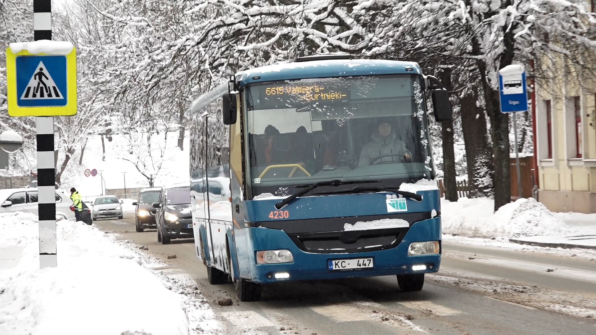 Sabiedriskais autobuss ziemas apstākļos reģionālajā maršrutā Latvijā.