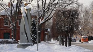 Skulptūra Valkas pilsētā ziemā sniegotā ielā