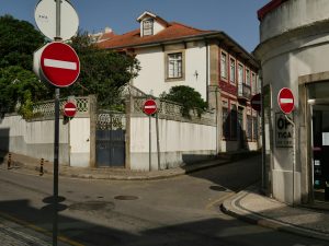 Ceļa zīme “Iebraukt aizliegts” dzīvojamā zonā