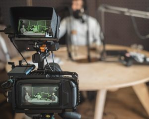 Video kamera ieraksta radio studijas sarunu pie apaļā galda