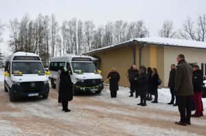 Ventspils novadā pie skolas ziemā prezentē divus jaunus skolēnu pārvadājumu elektroautobusus “Mercedes-Benz Sprinter”