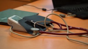 Asinsspiediena mērītājs un stetoskops uz ārsta kabineta galda