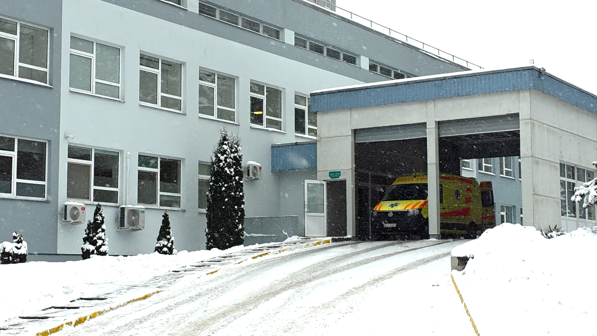 Daugavpils Reģionālās slimnīcas uzņemšanas nodaļa ziemā, kur nogādāti pacienti ar gripas komplikācijām