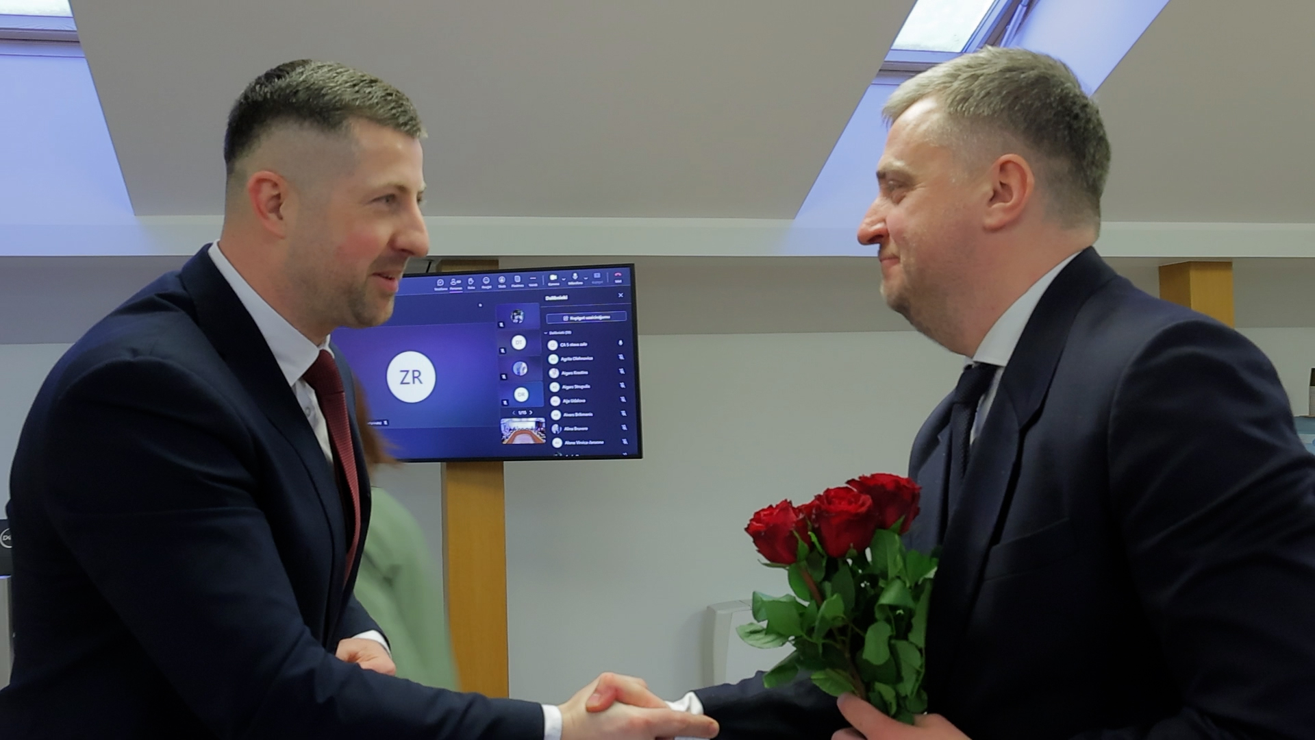 Jelgavas novada domē pēc balsojuma par izpilddirektora ievēlēšanu sveic Gati Ģērmani.