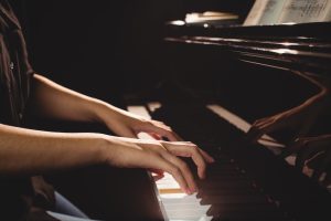 Rokas pie klavierēm – pianista spēle, kas simbolizē Raimonda Paula mūzikas klātbūtni ikdienā