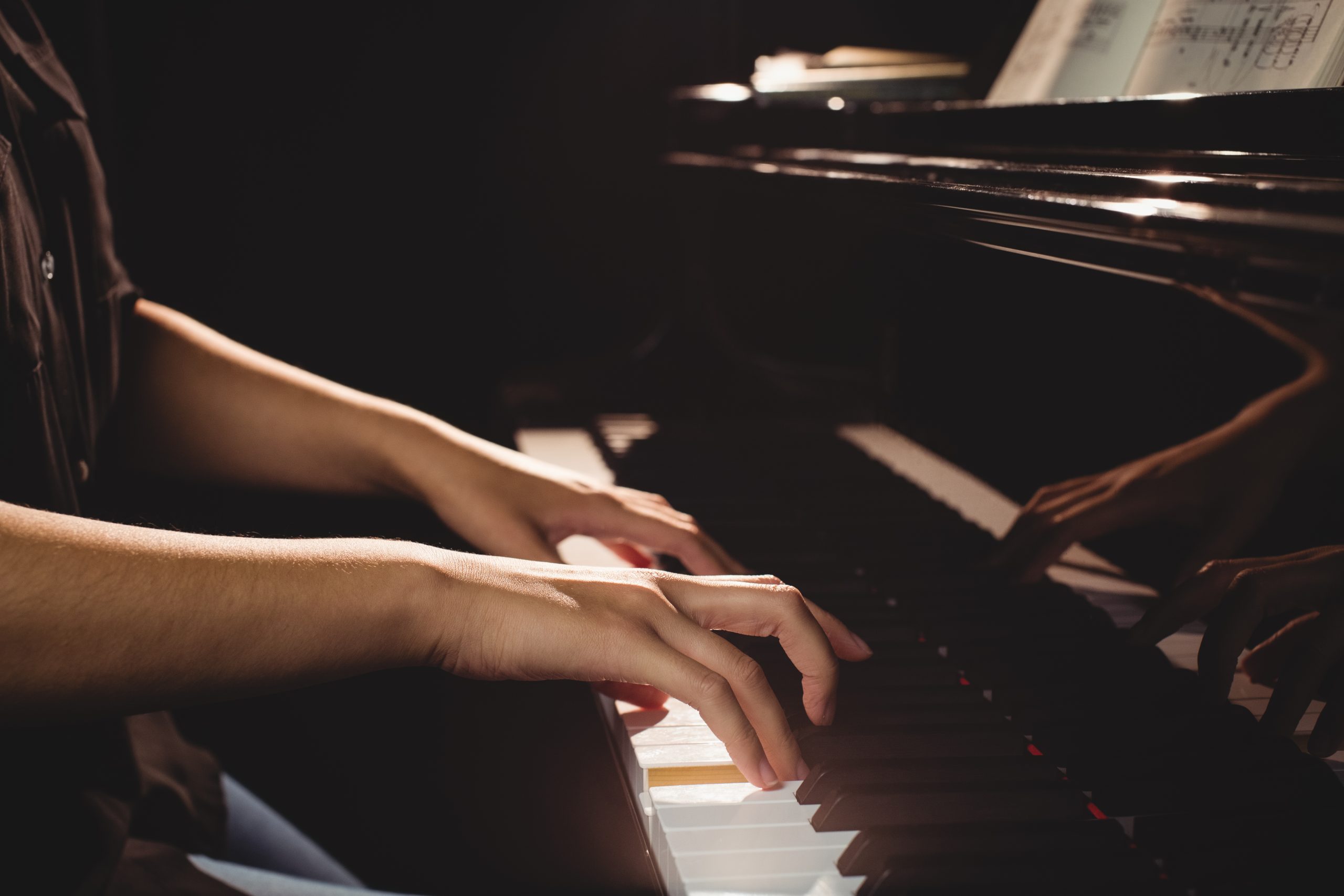 Rokas pie klavierēm – pianista spēle, kas simbolizē Raimonda Paula mūzikas klātbūtni ikdienā