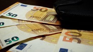 Eiro banknotes un maks – iedzīvotāju ienākumi un nodokļu izmaiņas Latvijā
