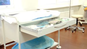 Ginekoloģijas kabineta izmeklējumu galds ar medicīniskajiem instrumentiem