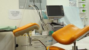 Ginekoloģijas kabinets ar izmeklēšanas krēslu un medicīnisko aprīkojumu
