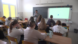 Skolēni mācību stundā klasē, skolotājs pie tāfeles