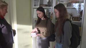 Skolēni izglītības iestādē iepazīstas ar mācību aprīkojumu