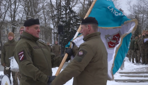 Pulkvedis Gunārs Vizulis svinīgi nodod brigādes karogu pulkvežleitnantam Pēterim Suveizdam.