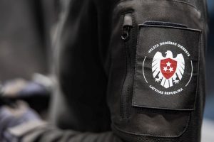 Valsts drošības dienesta darbinieka formas tērpa piedurkne ar VDD emblēmu