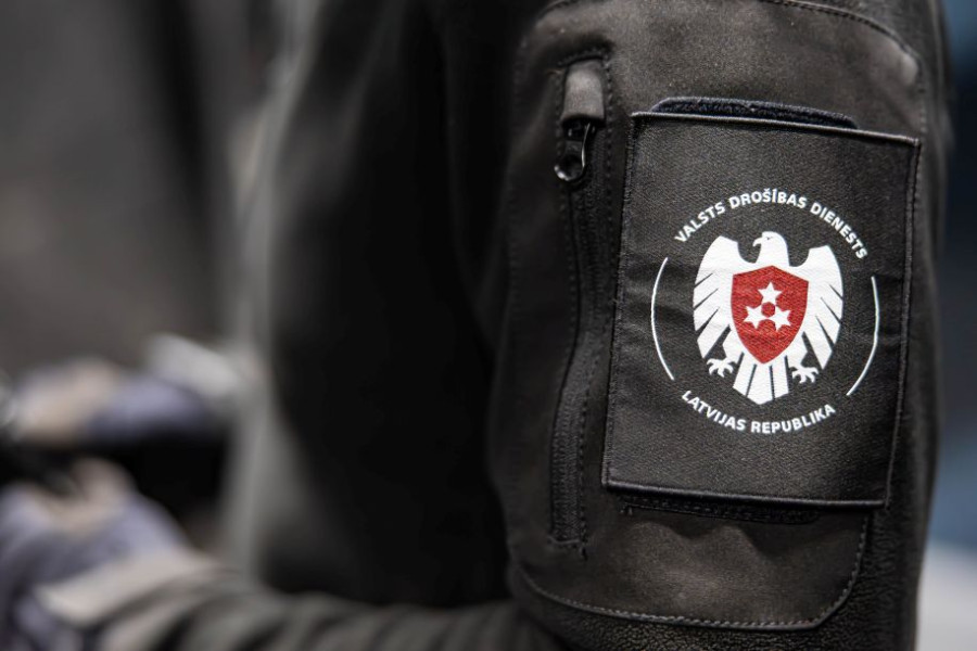 Valsts drošības dienesta darbinieka formas tērpa piedurkne ar VDD emblēmu
