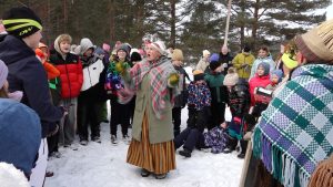 Bērni un jaunieši piedalās Meteņu svinībās sniegotā mežā, dzied un muzicē kopā ar folkloras dalībniekiem.