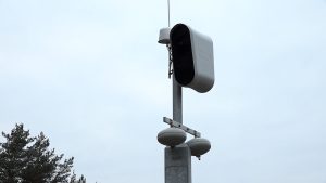 Vidējā ātruma kontroles iekārta uz staba pie autoceļa