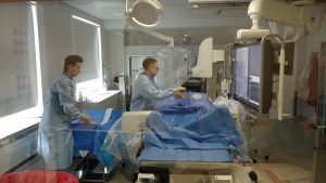 Ārsti veic balona pulmonālo angioplastiju operāciju Latvijas slimnīcā.