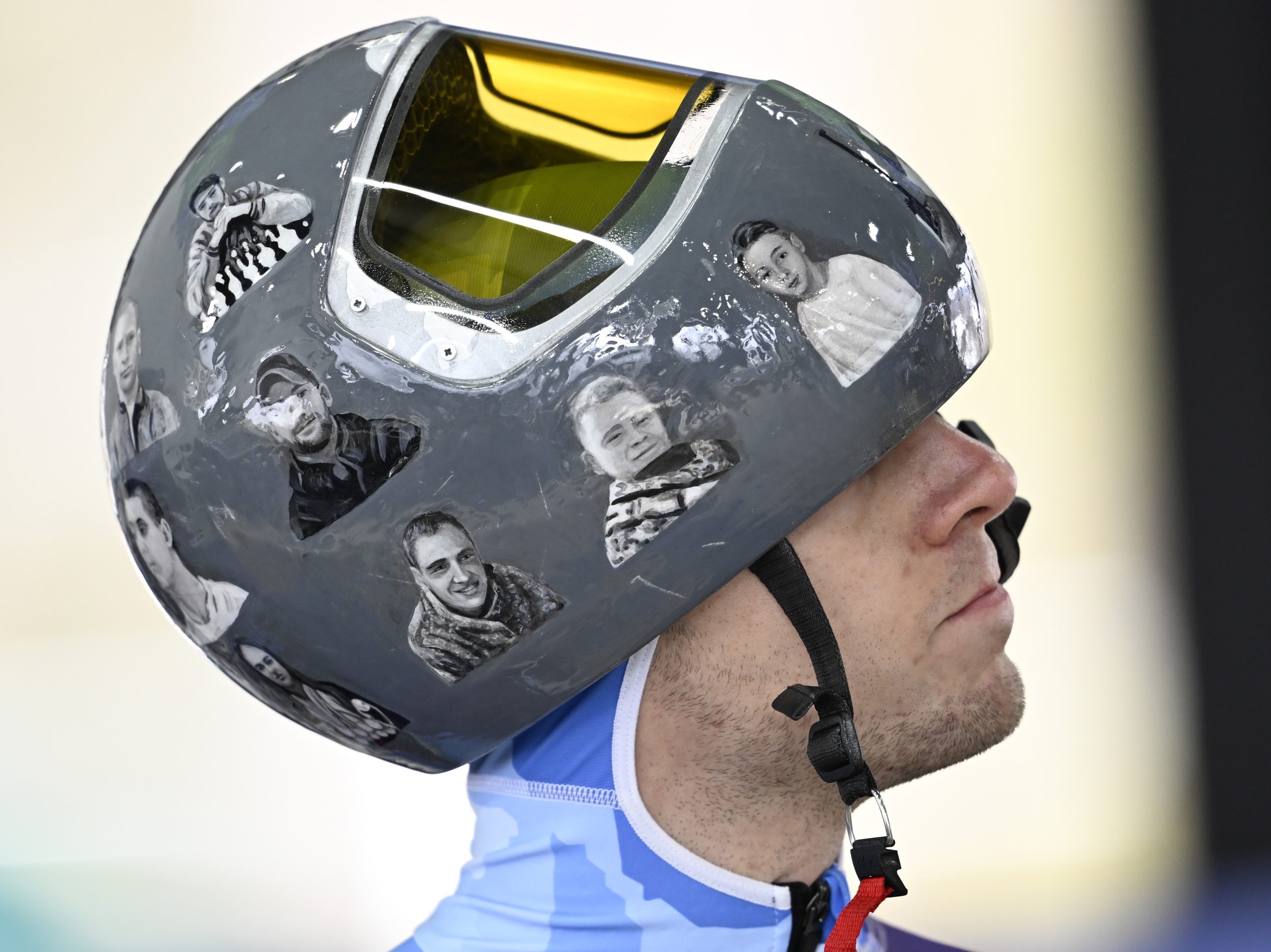 Ukrainas skeletonists Vladislavs Heraskevičs ar ķiveri, uz kuras attēloti karā nogalinātie Ukrainas sportisti.
