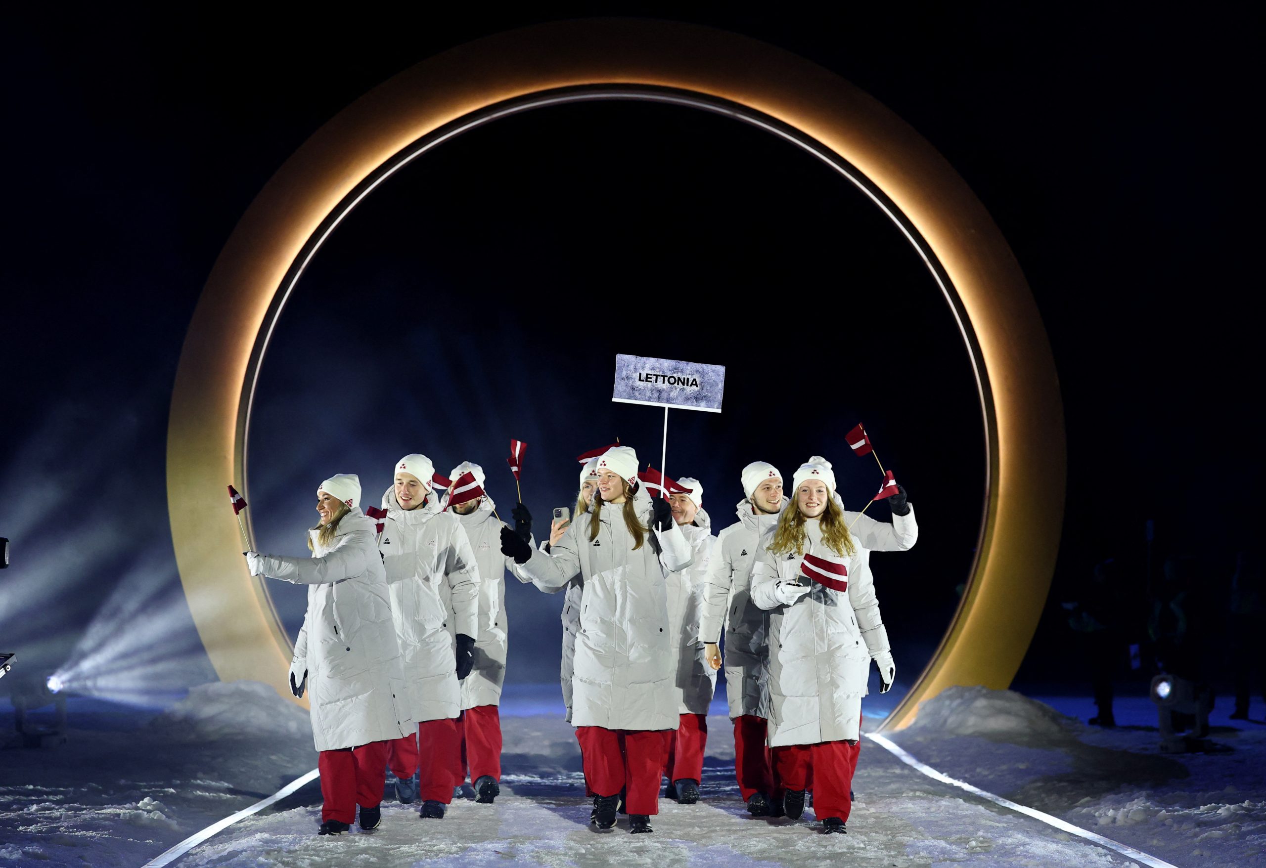 Latvijas delegācija ar uzrakstu “Lettonia” ziemas olimpisko spēļu atklāšanas ceremonijā Predaco