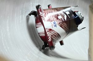 Latvijas bobsleja divnieku ekipāža ar Jēkabu Kalendu un Matīsu Mikni trasē olimpiskajās spēlēs.