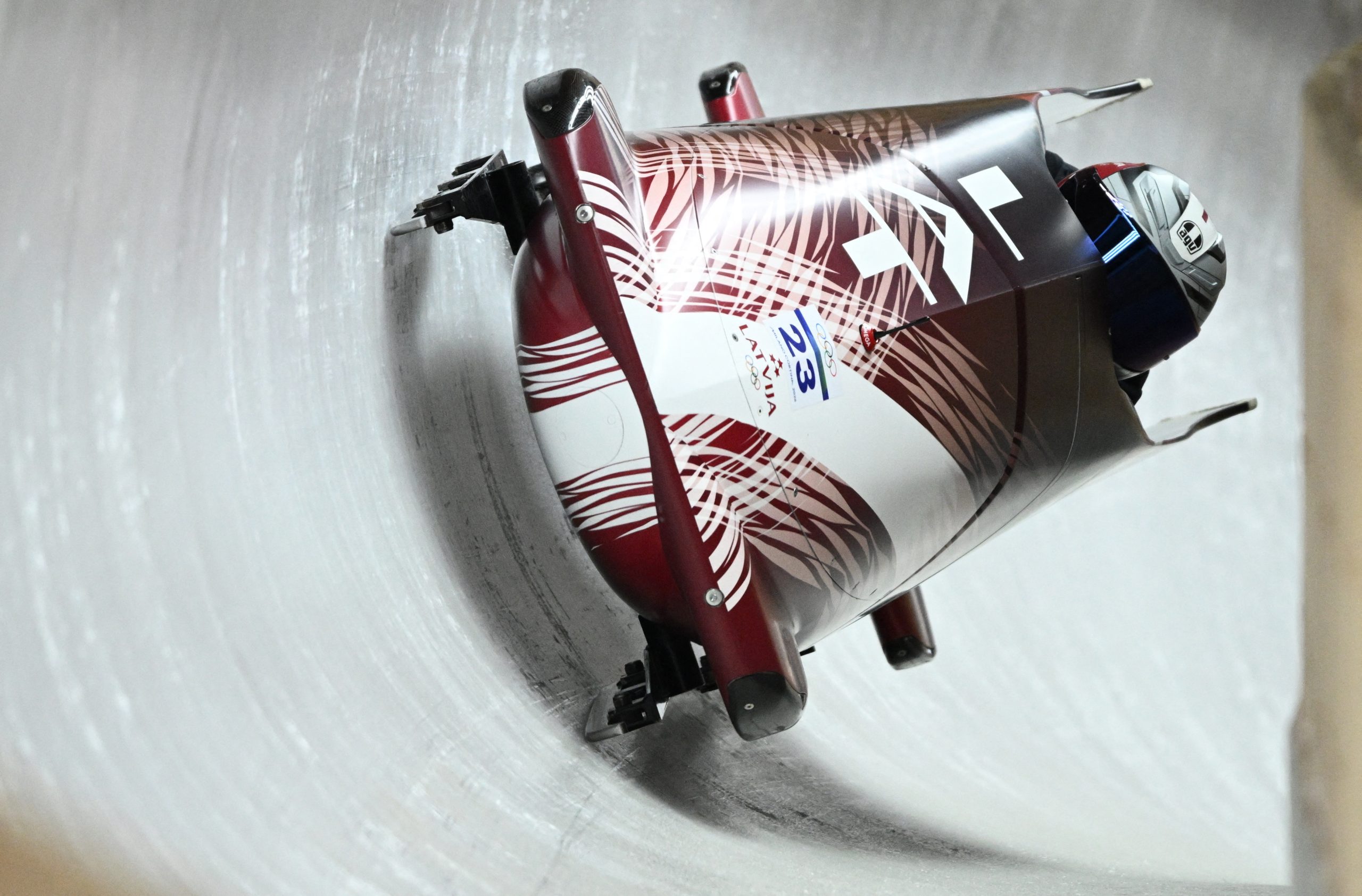 Latvijas bobsleja divnieku ekipāža ar Jēkabu Kalendu un Matīsu Mikni trasē olimpiskajās spēlēs.