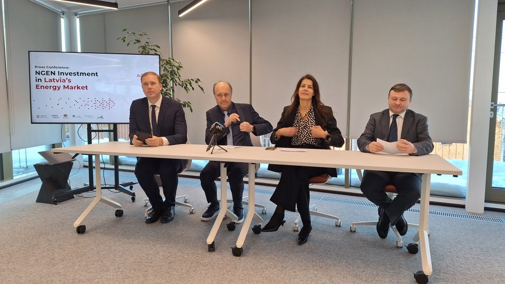 Ekonomikas ministrs Viktors Valainis, LIAA direktore Ieva Jāgere un uzņēmuma pārstāvji prezentē 50 miljonu eiro investīciju projektu.