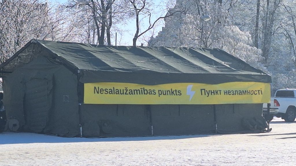 Teltis ar uzrakstu “Nesalaužamības punkts” labdarības akcijas laikā Rīgā