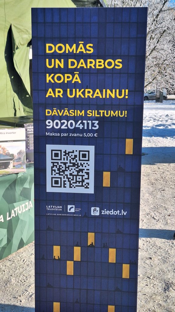 Plakāts ar aicinājumu ziedot Ukrainai labdarības akcijā “Siltums Ukrainai no Latvijas”