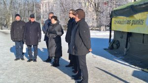 Pasākuma dalībnieki pie “Nesalaužamības punkta” teltis Rīgā labdarības akcijas laikā