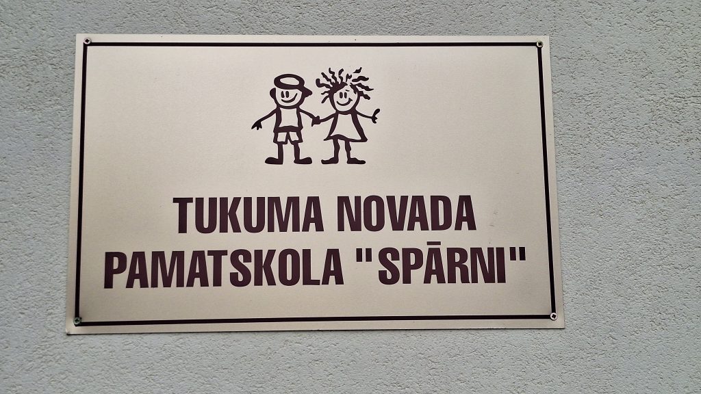 Plāksne ar uzrakstu “Tukuma novada pamatskola Spārni”