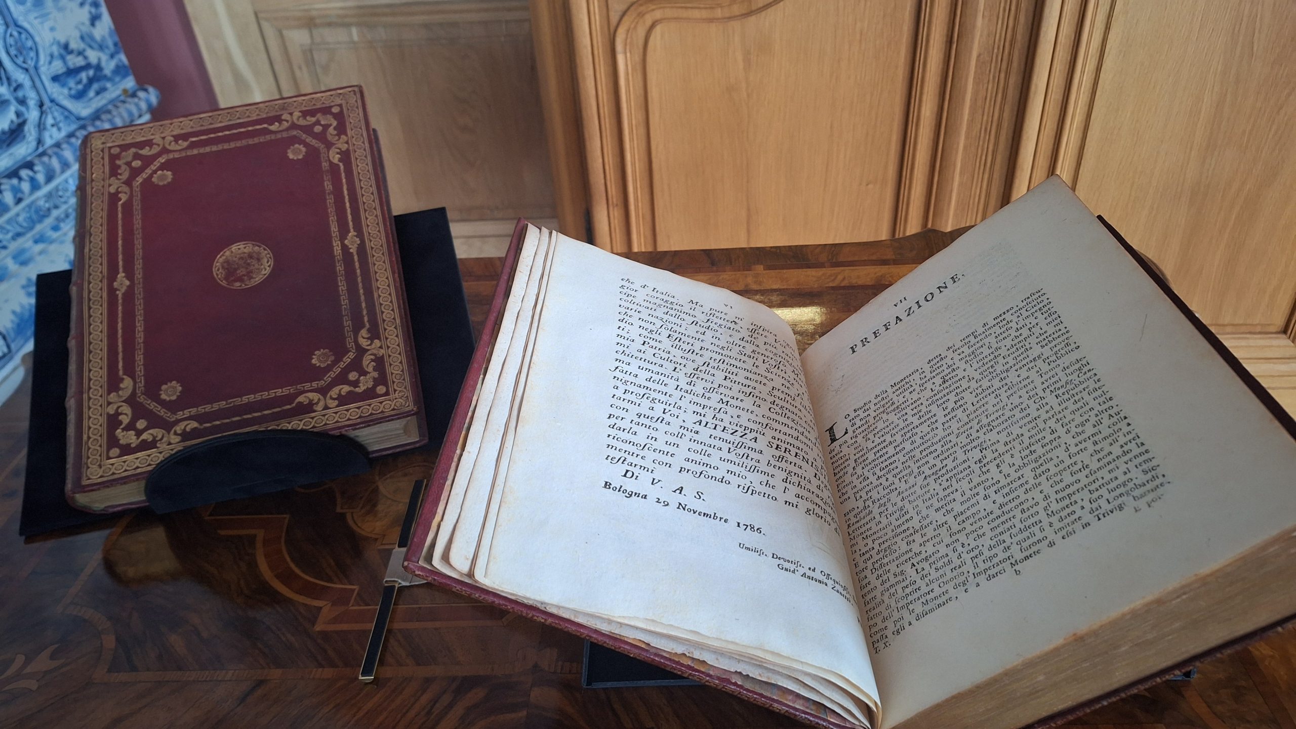 1786. gadā Boloņā izdots sējums no hercoga Pētera Bīrona bibliotēkas Rundāles pilī.