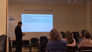 Prezentācija par Baldones sākumskolas slēgšanas sociālajām un izglītības sekām vietējā iedzīvotāju sapulcē.