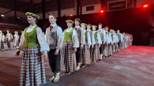 Dejotāju rinda tautastērpos festivāla “Sasala Jūrīna” noslēgumā Saulkrastos