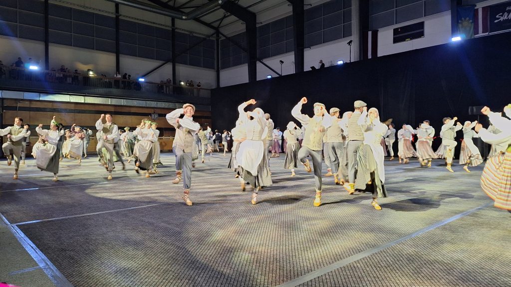 Deju festivāla “Sasala Jūrīna” dalībnieki tautastērpos izpilda kopdeju Saulkrastos