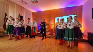 Jaunieši tautastērpos ar svecēm Ukrainas atbalsta pasākumā